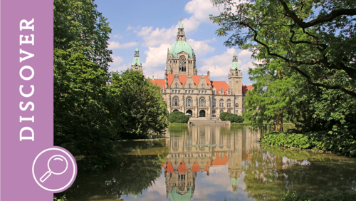 Im Vordergrund ein See und dahinter das Neue Rathaus in Hannover