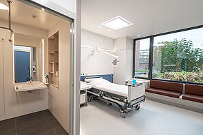 Ansicht Patientenzimmer und Nasszelle