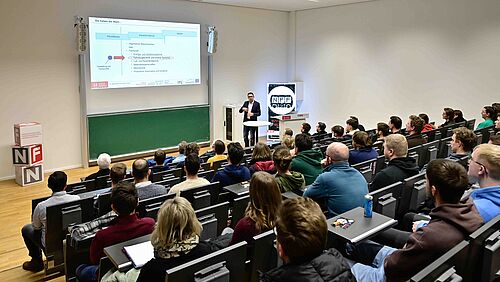Infoabend für Studierende der Fahrzeugtechnik am NFF am 28.01.2026:  vollbesetzter Hörsaal