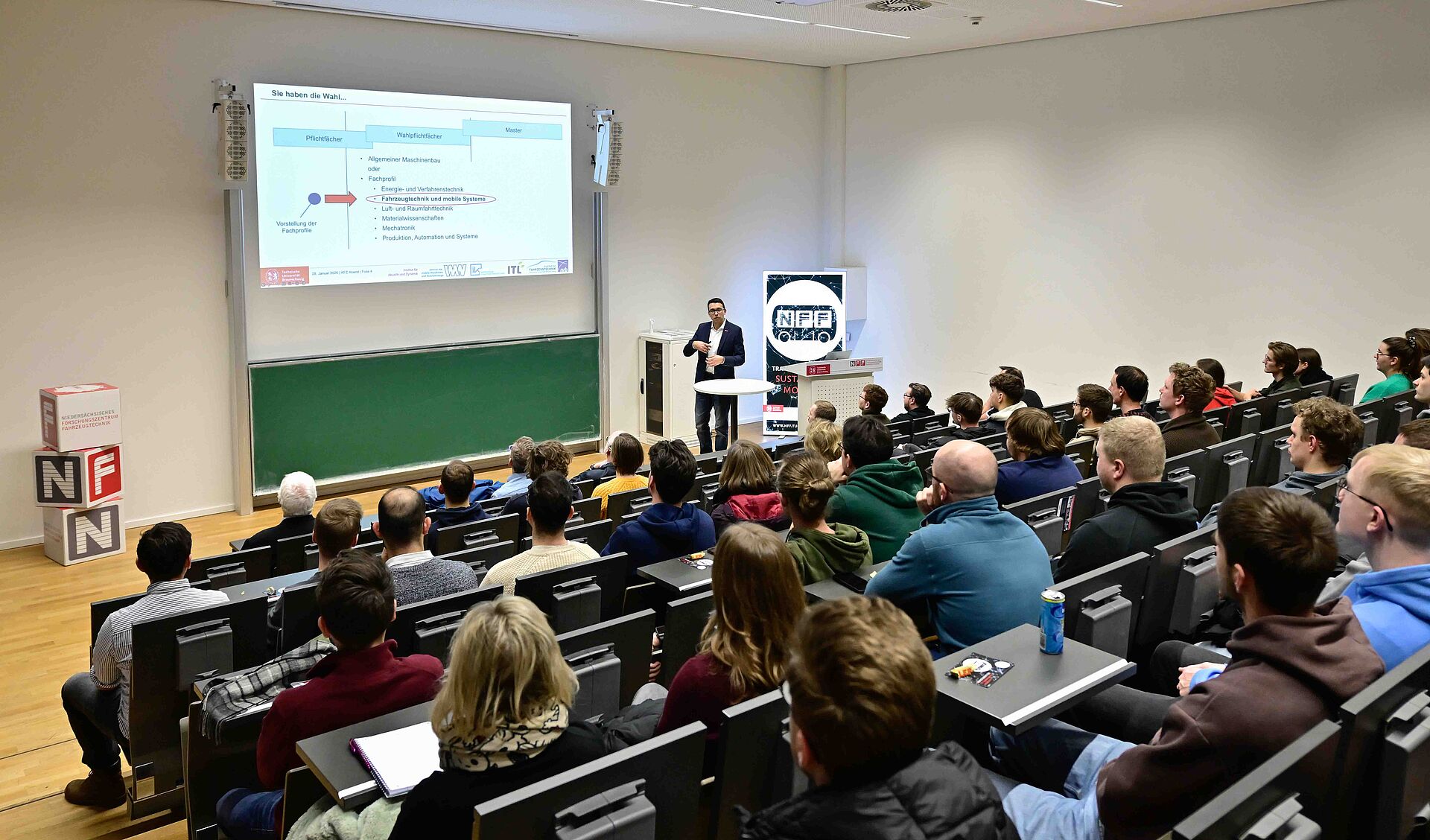 Infoabend für Studierende der Fahrzeugtechnik am NFF am 28.01.2026:  vollbesetzter Hörsaal