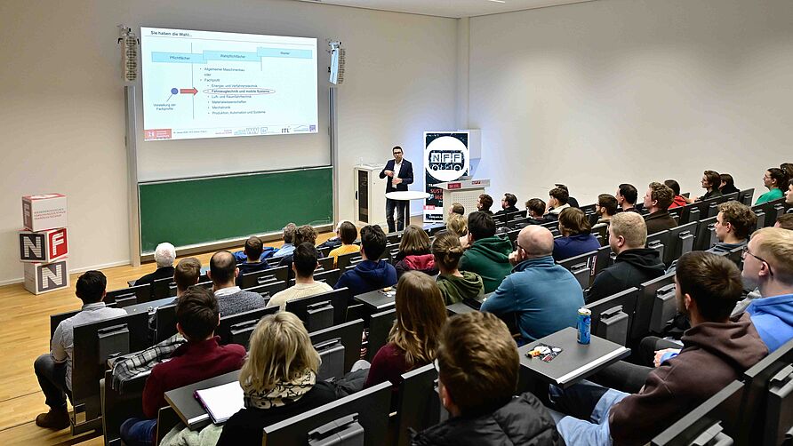 Infoabend für Studierende der Fahrzeugtechnik am NFF am 28.01.2026:  vollbesetzter Hörsaal