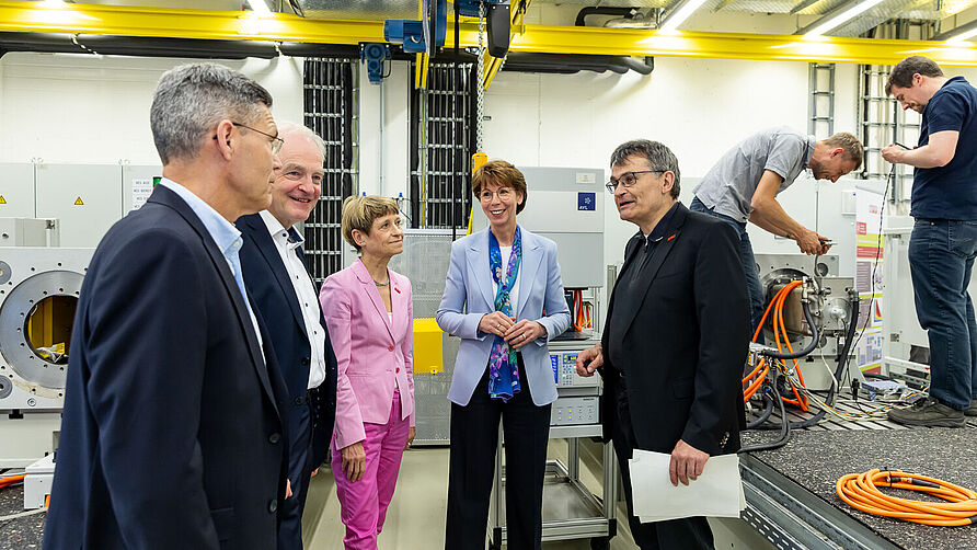 (v.l.) Dr. Axel Heinrich, NFF-Beiratsvorsitz & VW Head of Innovation and Systems Architecture, zusammen mit Prof. Dr. Arno Kwade, Vizepräsident für Transfer und Innovation, Prof. Dr. Angela Ittel, Präsidentin der TU Braunschweig, Hauke Stars, Konzernvorständin für IT, Volkswagen Group und Prof. Dr. Thomas Vietor, Leiter des Instituts für Konstruktionstechnik, im Gespräch.