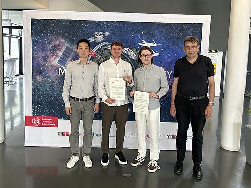 Von links nach rechts: Dr. Weijun Lu, Laurenz Mendel, Henry Kastens, Prof. Thomas Vietor