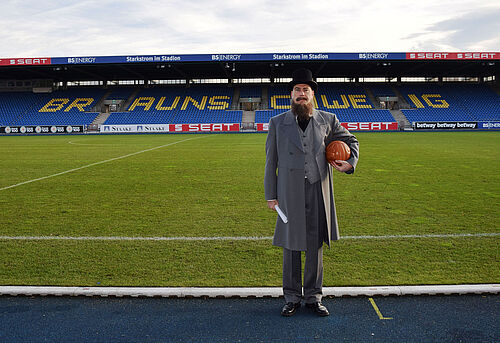 Person in Konrad Koch disguise in the stadium of Eintracht Braunschweig
