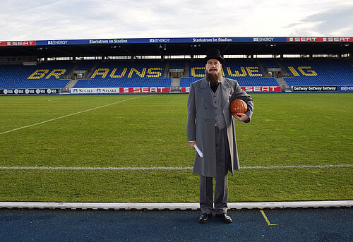 Person in Konrad Koch-Verkleidung im Stadion der Eintracht Braunschweig