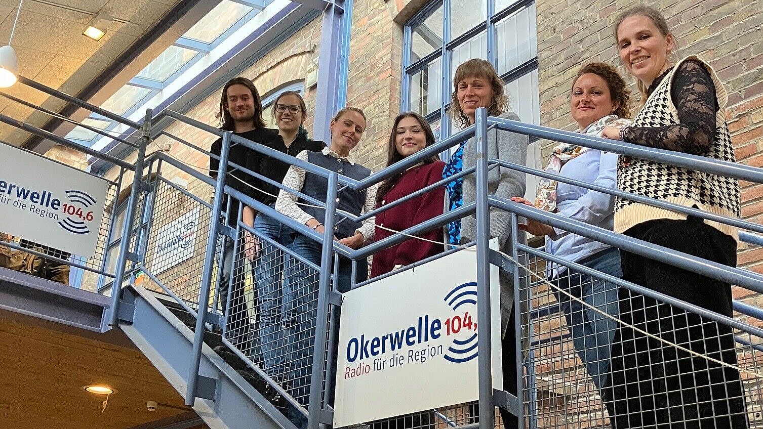 Gruppe Studierender und Alumni*ae beim Besuch vom Radiosender Okerwelle