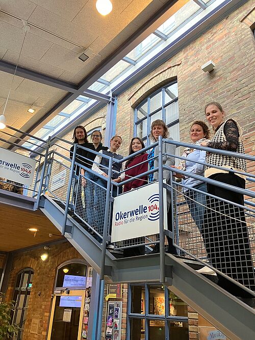 Gruppe Studierender und Alumni*ae beim Besuch vom Radiosender Okerwelle