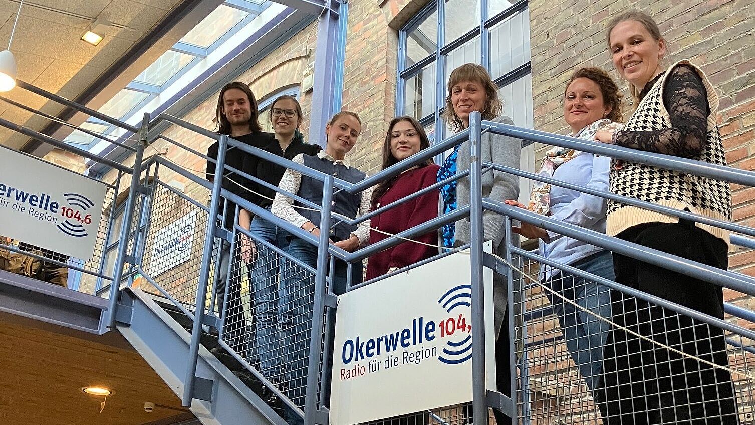 Gruppe Studierender und Alumni*ae beim Besuch vom Radiosender Okerwelle