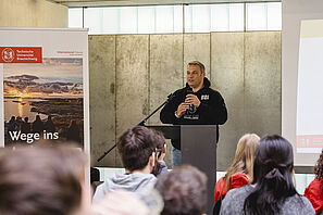 Francesco Ducatelli, Leiter des Mobilitätsbüros, eröffnet die Outgoing-Messe mit einem Vortrag.