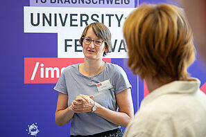 Teilnehmende im Gespräch