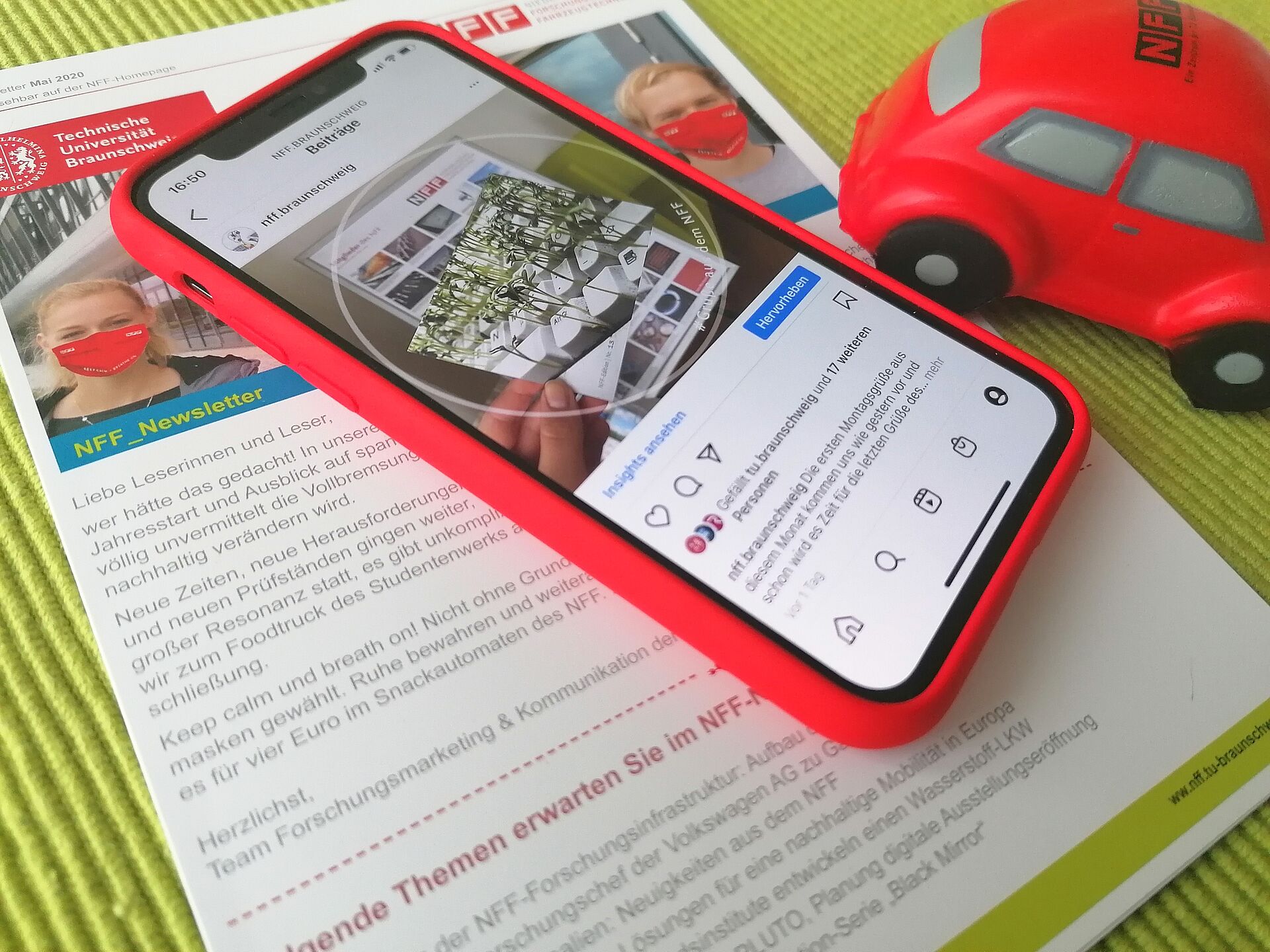 Handy mit NFF-Auto-Social Media