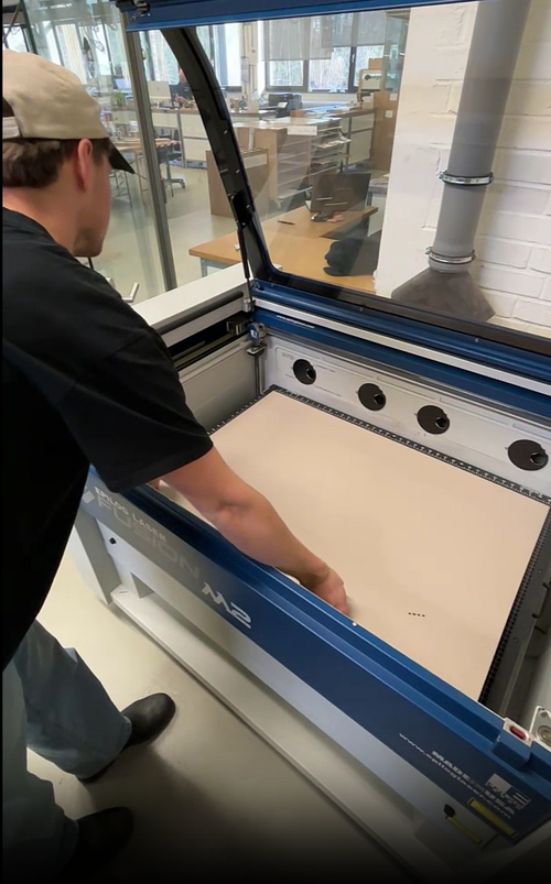 2 | Lege die Pappe in den Bauraum