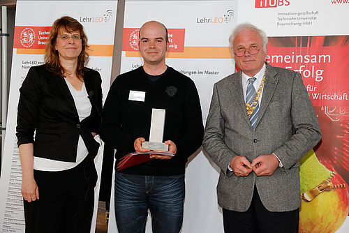 Mike Lieske (Mitte) mit Vizepräsidentin Prof. Dr. Simone Kauffeld (li.) und Präsident Prof. Dr. Jürgen Hesselbach (re.).