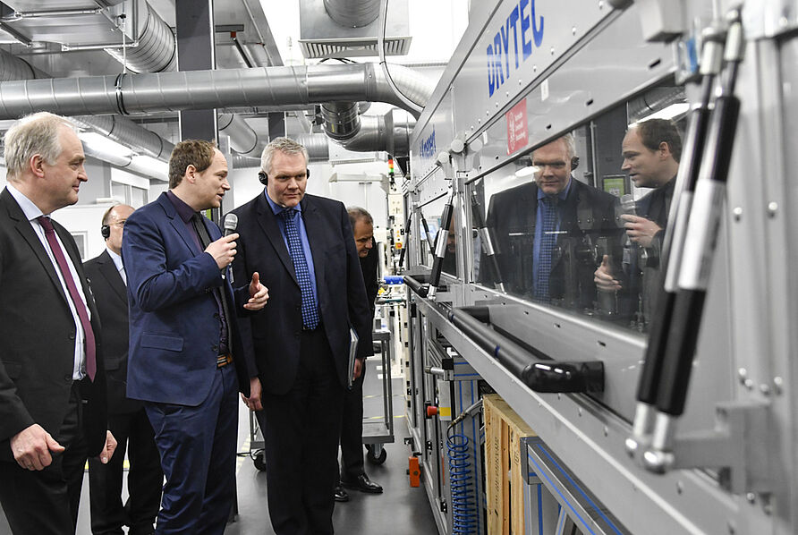 Der Niedersächsische Minister für Wissenschaft und Kultur Björn Thümler bei einem Besuch der Battery LabFactory Braunschweig im Februar 2019.