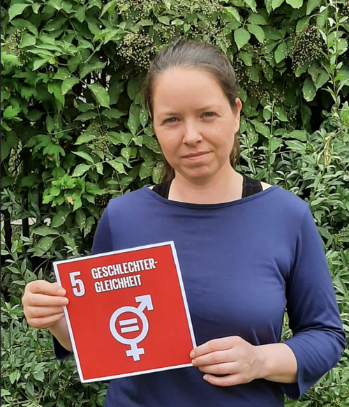 Jennifer Scholl hält das SDG 5 in beiden Händen. 