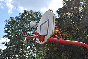 Basketballkorb mit Ball
