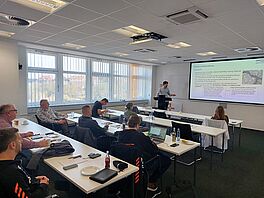 Teilnehmer sitzen bei Vorträgen im Matthäi-Seminarraum