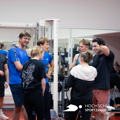 Studierende im CampusGym bei der Ersti Gym Night