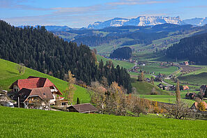 Ein sonniger Blick auf ein ruhiges ländliches Tal in der Schweiz