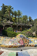 Ein helles und farbenfrohes Mosaik mit einem tropischen grünen Garten im Hintergrund.