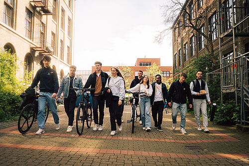 Studierende auf dem Campus