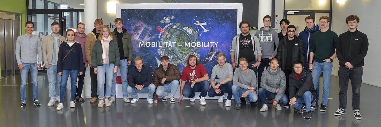 Grupenfoto Masterstudierende während der Orientierungswoche zum neuen Wintersemester im NFF.Foyer 