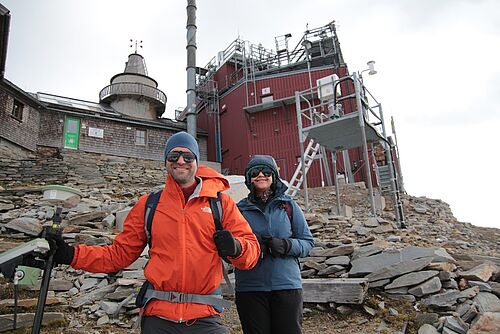 Matthias  Bücker und Madhuri  Sugand vor dem Sonnblick-Observatorium (rechts) und dem Zittelhaus (links). 