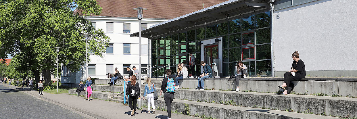 Studierende vor dem Hörsaalgebäude am Campus Nord 