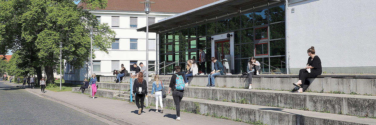 Studierende vor dem Hörsaalgebäude am Campus Nord 