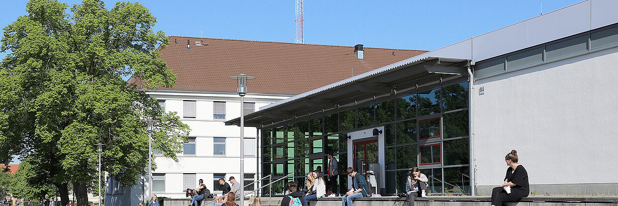Studierende vor dem Hörsaalgebäude am Campus Nord 
