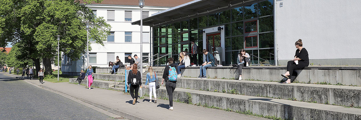 Studierende vor dem Hörsaalgebäude am Campus Nord 