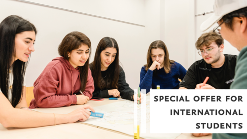 Eine Gruppe von internationalen Studierenden sitzt an einem Tisch in einem Seminarraum und arbeitet gemeinsam. Auf dem Bild ist die Aufschrift "Special offer for international students".