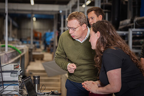 Professor Nils Goseberg mit Kolleg*innen in der Versuchshalle.