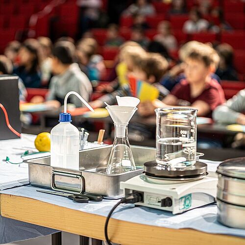 Bild zu dekorativem Zweck: Experiment im Audimax für Kinder