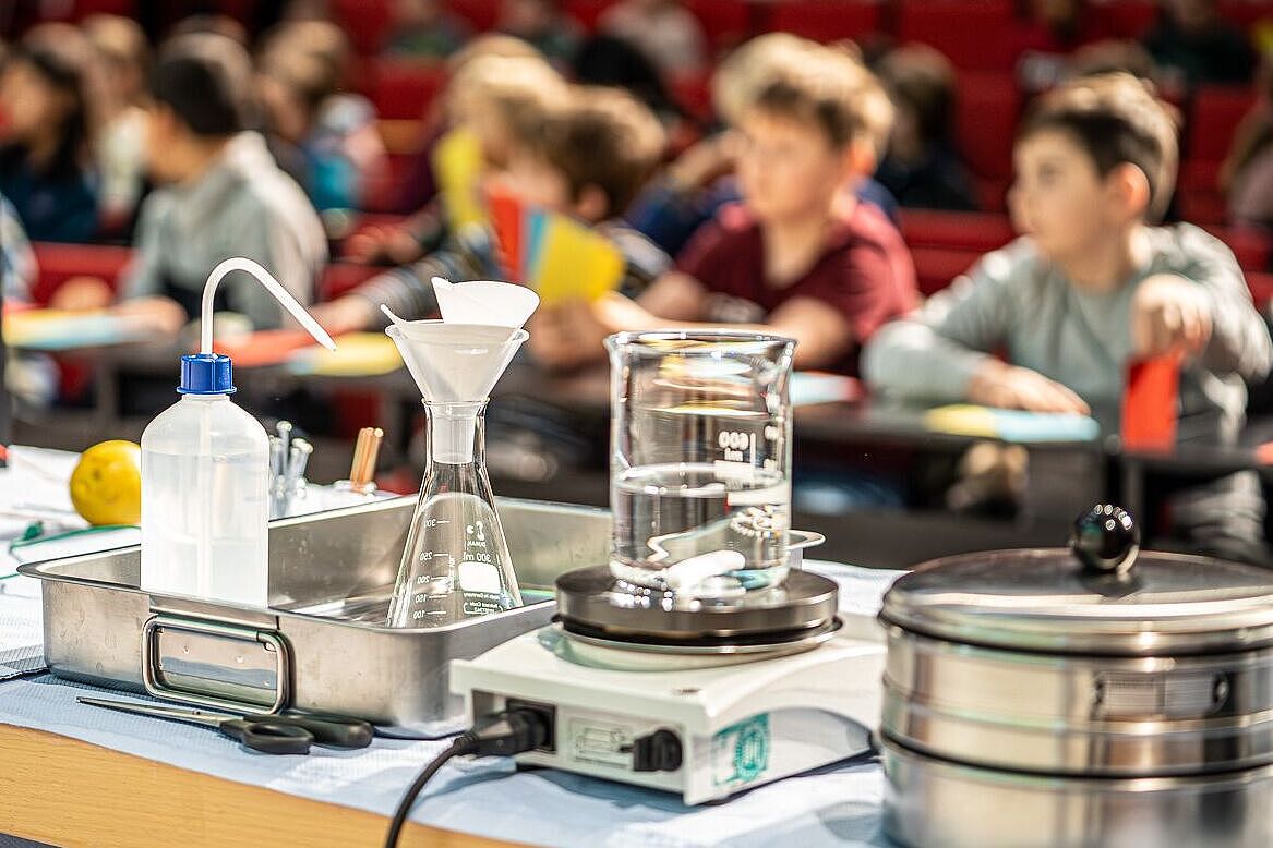 Bild zu dekorativem Zweck: Experiment im Audimax für Kinder