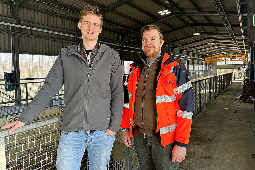Dr.-Ing. Oliver Lojek (r.) und Doktorand Lukas Ahrenbeck haben die Versuche am Großen Wellenströmungskanal (GWK+) vorbereitet.