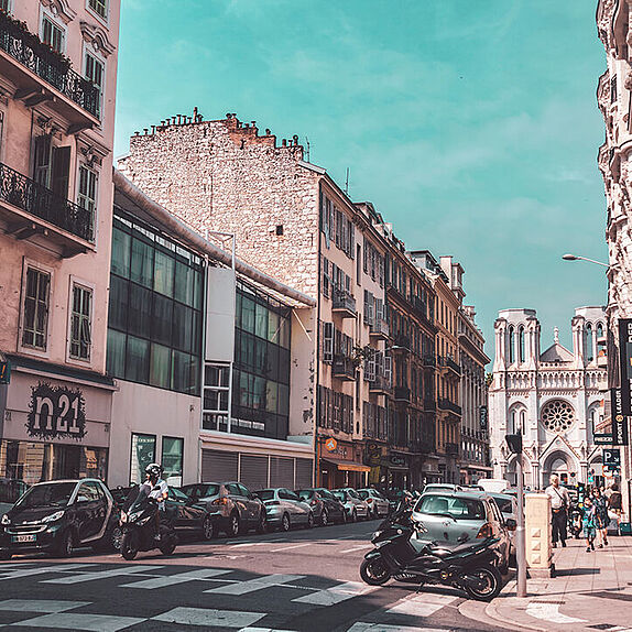 Straßenzug in Nizza.