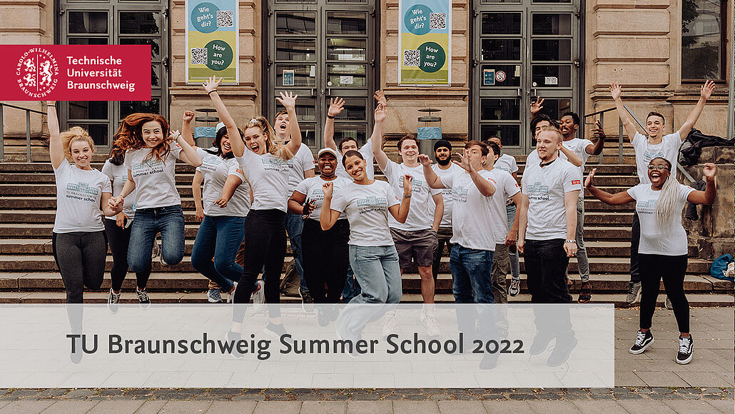 Zwei Teilnehmer*innen der Summer School sitzen im Audimax.