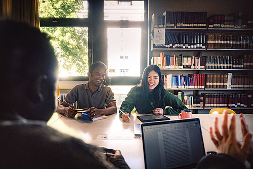 Studierende in der Bibliothek am Campus Nord
