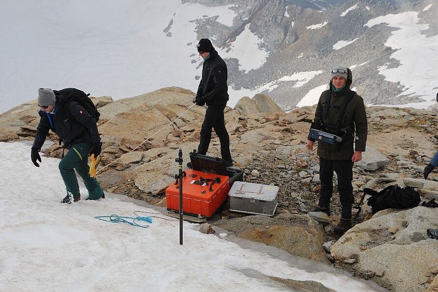 Ground penetrating radar measurements. In photo: Lukas Aigner, Johannes Hoppenbrock and Robin Zywcok. 