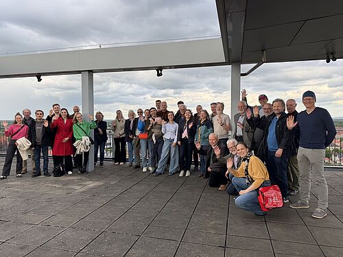 Gruppenbild BHB-Alumni-Tour auf der Terasse des Okerhochhauses