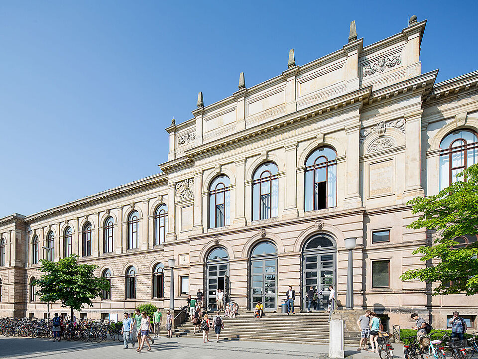 Students in front of the Altgebäude - the Historic Main Building