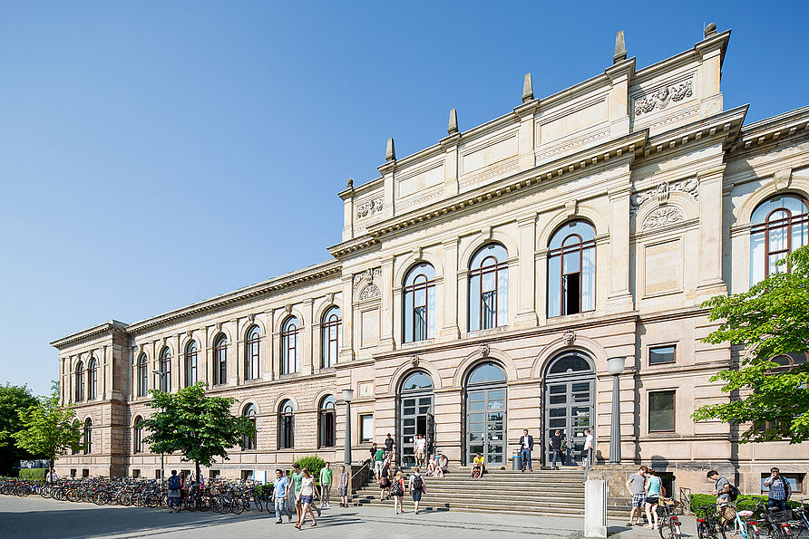 Studierende vor dem Altgebäude