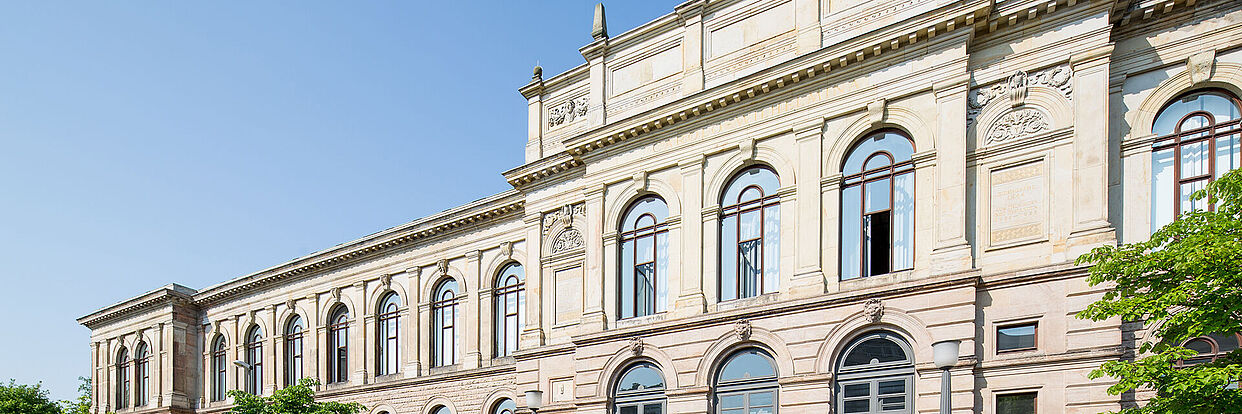 Studierende vor dem Altgebäude 