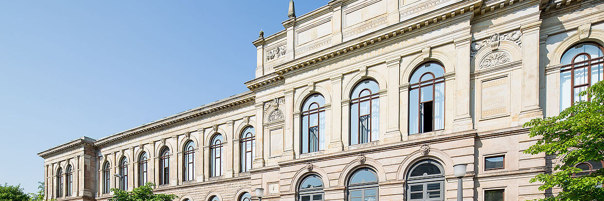 Studierende vor dem Altgebäude 