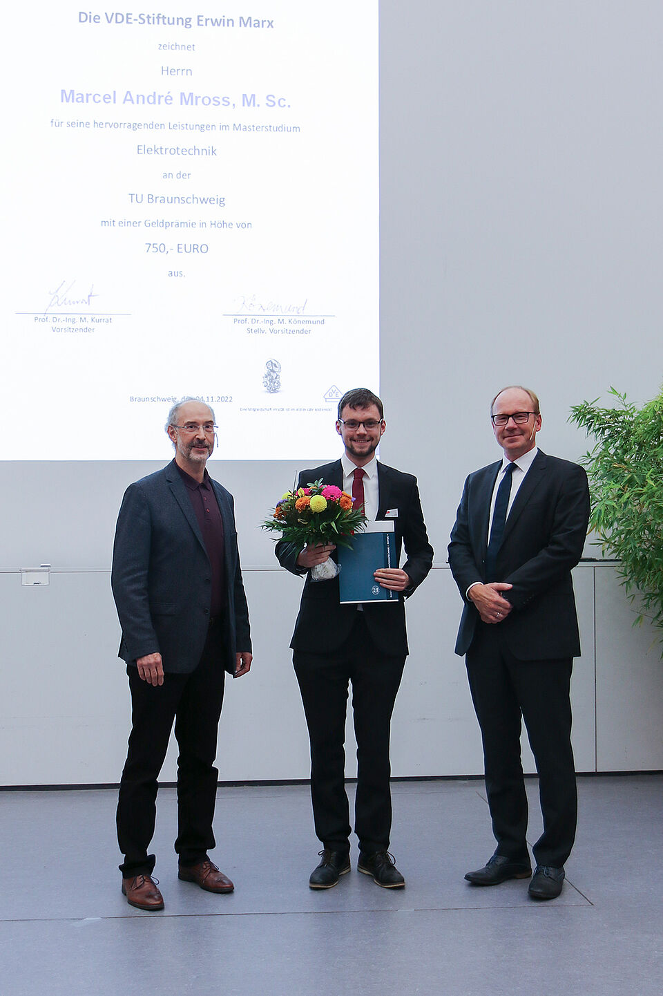 Preisträger Marcel André Mross, M. Sc. mit Laudator Prof. Kurrat und Dekan Prof. Henke