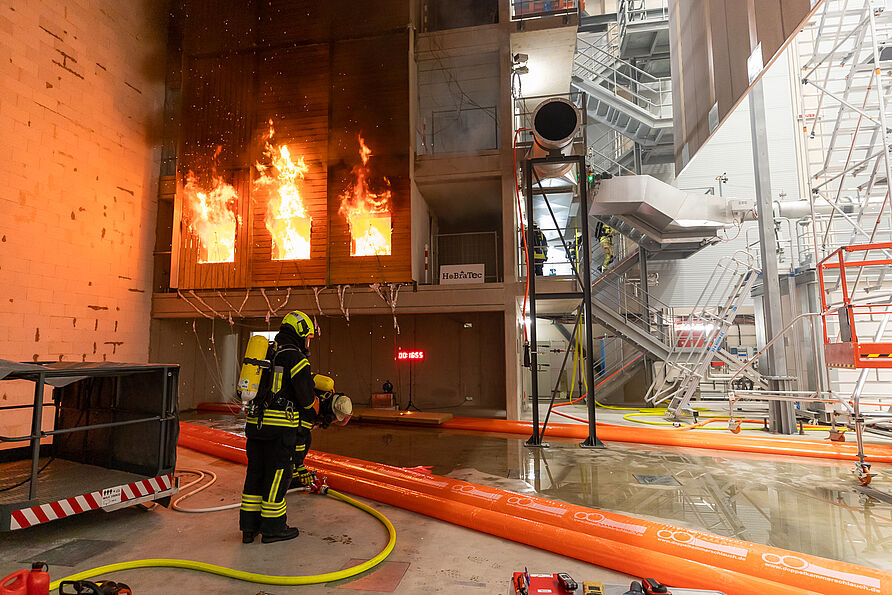 Erster großer Brandversuch im Zentrum für Brandforschung (ZeBra) der TU Braunschweig: Hier wurde untersucht, wie sich ein Brand bei einer mehrgeschossigen Holzfassade entwickelt und welchen Einfluss Dämmstoffe aus nachwachsenden Rohstoffen auf die Brandbekämpfung haben. 