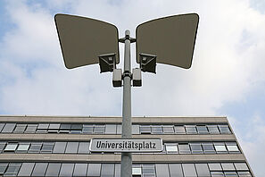 Beschilderung des Universitätsplatzes