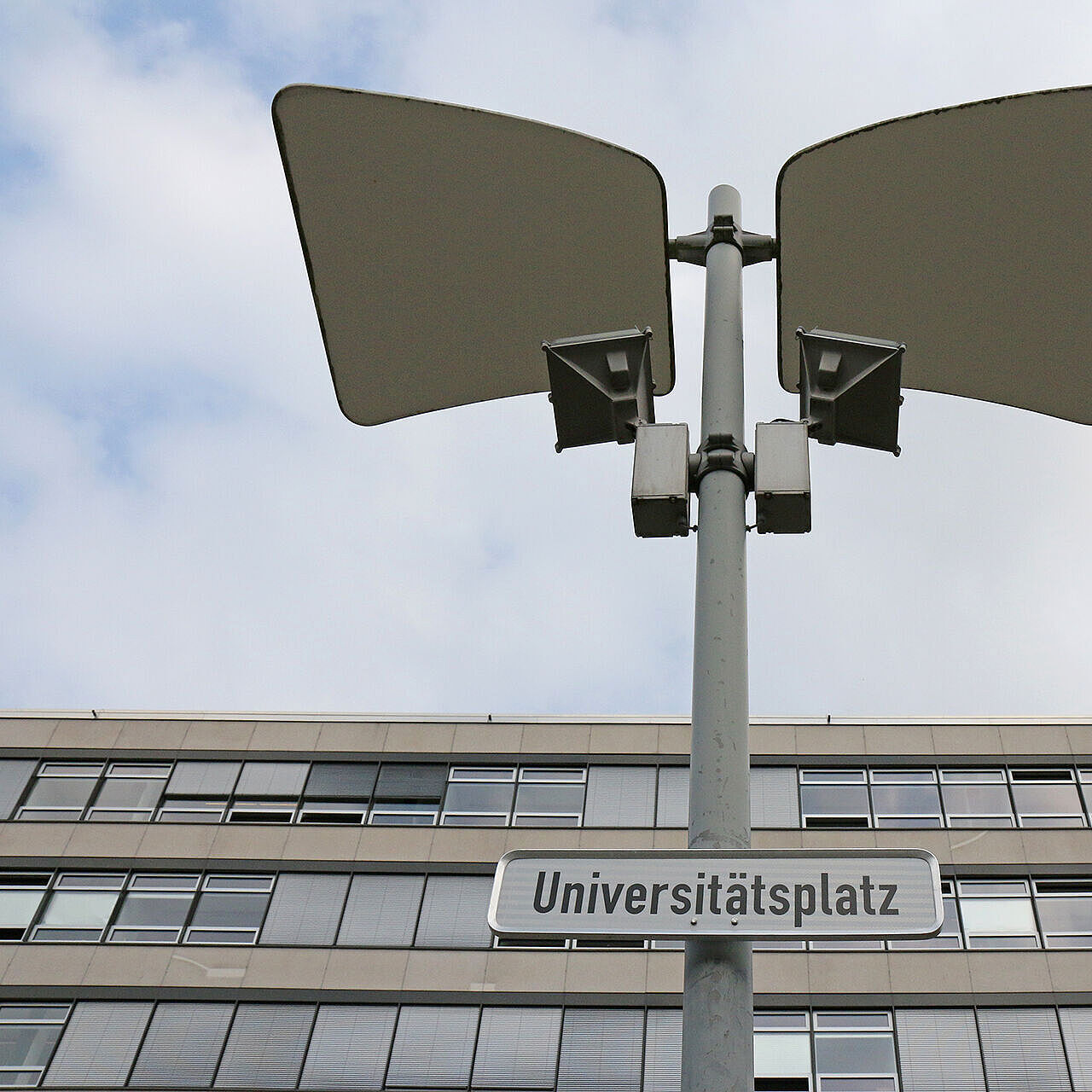 Beschilderung des Universitätsplatzes