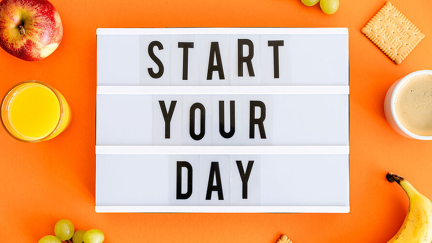 Lightbox auf orangem Hintergrund mit der Aufschrift "Start your Day"